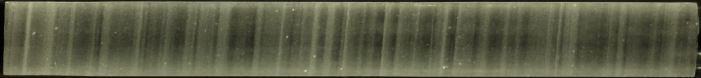 Cambio del clima - Fig.5 – Sezione della carota di ghiaccio della Groenlandia GISP2 tra i 1837 e i 1838 metri di profondità: sono ben visibili le stratigrafie annuali che derivano dalla diversa dimensione dei cristalli di neve tra inverno ed estate che determinano una differente dimensione e quantità di bolle d’aria intrappolate nel ghiaccio. Questa porzione di ghiaccio risale a circa 16250 anni fa e sono leggibili in questo metro le informazioni relative ad un periodo di circa 38 anni. – Fonte: Wikipedia